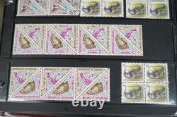 Collection mondiale de plus de 825 blocs/feuilles/carrés neufs et utilisés stockés dans un album