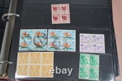 Collection mondiale de plus de 825 blocs/feuilles/carrés neufs et utilisés stockés dans un album