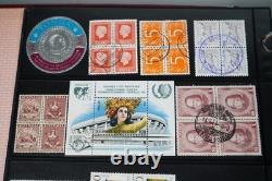 Collection mondiale de plus de 825 blocs/feuilles/carrés neufs et utilisés stockés dans un album