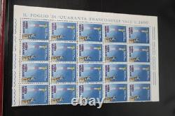 Collection mondiale de plus de 825 blocs/feuilles/carrés neufs et utilisés stockés dans un album