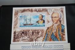 Collection mondiale de plus de 825 blocs/feuilles/carrés neufs et utilisés stockés dans un album