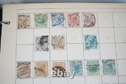 Collection mondiale de près de 2 300 timbres neufs et usagés conservés dans un album