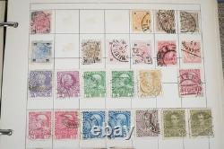 Collection mondiale de près de 2 300 timbres neufs et usagés conservés dans un album