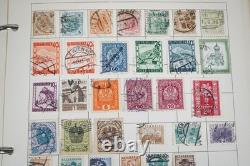 Collection mondiale de près de 2 300 timbres neufs et usagés conservés dans un album