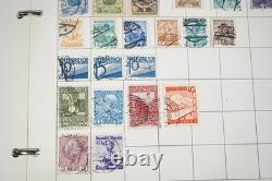 Collection mondiale de près de 2 300 timbres neufs et usagés conservés dans un album