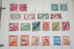 Collection mondiale de près de 2 300 timbres neufs et usagés conservés dans un album