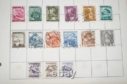 Collection mondiale de près de 2 300 timbres neufs et usagés conservés dans un album