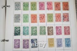 Collection mondiale de près de 2 300 timbres neufs et usagés conservés dans un album