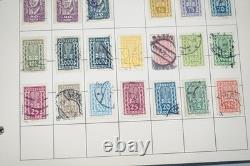Collection mondiale de près de 2 300 timbres neufs et usagés conservés dans un album
