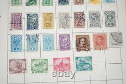 Collection mondiale de près de 2 300 timbres neufs et usagés conservés dans un album