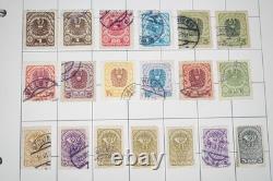 Collection mondiale de près de 2 300 timbres neufs et usagés conservés dans un album