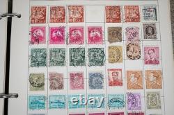 Collection mondiale de près de 2 300 timbres neufs et usagés conservés dans un album