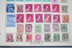 Collection mondiale de près de 2 300 timbres neufs et usagés conservés dans un album