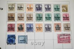 Collection mondiale de près de 2 300 timbres neufs et usagés conservés dans un album