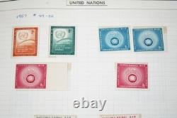 Collection mondiale de timbres A-i de 700+ timbres neufs et utilisés stockés dans un album Harris
