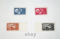 Collection mondiale de timbres A-i de 700+ timbres neufs et utilisés stockés dans un album Harris