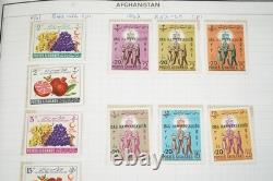 Collection mondiale de timbres A-i de 700+ timbres neufs et utilisés stockés dans un album Harris