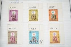 Collection mondiale de timbres A-i de 700+ timbres neufs et utilisés stockés dans un album Harris