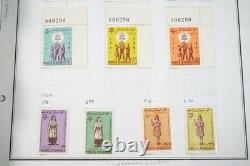 Collection mondiale de timbres A-i de 700+ timbres neufs et utilisés stockés dans un album Harris