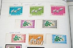 Collection mondiale de timbres A-i de 700+ timbres neufs et utilisés stockés dans un album Harris