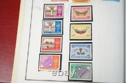 Collection mondiale de timbres A-i de 700+ timbres neufs et utilisés stockés dans un album Harris