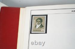 Collection mondiale de timbres A-i de 700+ timbres neufs et utilisés stockés dans un album Harris