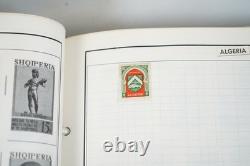 Collection mondiale de timbres A-i de 700+ timbres neufs et utilisés stockés dans un album Harris