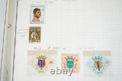 Collection mondiale de timbres A-i de 700+ timbres neufs et utilisés stockés dans un album Harris