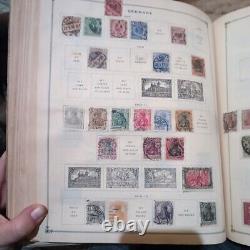 Collection mondiale de timbres dans l'album international Scott 1943 Hitler 1800s historique