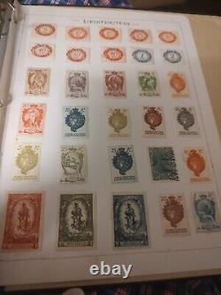 Collection mondiale de timbres dans un album universitaire. Fascinant groupe de pays.