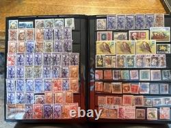 Collection mondiale de timbres de plus de 1 000 timbres dans deux albums, provenant de plus de 50 pays