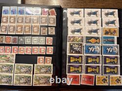 Collection mondiale de timbres de plus de 1 000 timbres dans deux albums, provenant de plus de 50 pays