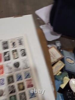 Collection mondiale de timbres en 1973 dans l'album majestueux de Grossman. Assortiment merveilleux