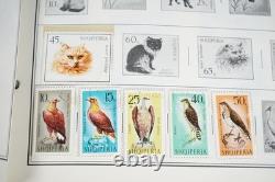 Collection mondiale des années 1880 aux années 1960 de plus de 3 200 timbres neufs et oblitérés dans un album Harris