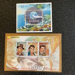 Collection récente d'Italie de feuilles-souvenirs de 58 timbres neufs sans charnière.