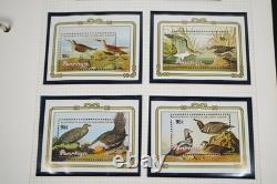 Collection thématique mondiale d'oiseaux de plus de 250 timbres MNH dans un album 1 FDC