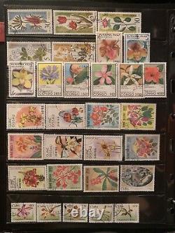 Collections de timbres du monde entier en lot dans un album, timbres utilisés de fleurs et d'animaux.