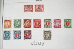 D-H 1880s-1960s COLLECTION DE 2400 TIMBRES NEUFS ET USAGÉS DANS UN ALBUM HARRIS