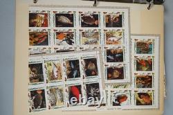 Émirats Arabes Unis Umm Al Quwain Collection de 935 Timbres et 150 Feuilles Neufs et Usagés dans un Album