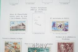 FRANCE 1960s-1990s COLLECTION DE PLUS DE 1200 TIMBRES EN GRANDE MAJORITÉ NEUFS STOCKÉS DANS UN ALBUM