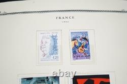 France 1989-2005 Collection de plus de 1 000 timbres neufs et oblitérés conservés dans un album Scott