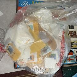 Grand lot de collection d'album de timbres de plus de 1 000 Canada et pays étrangers Croisés en vrac