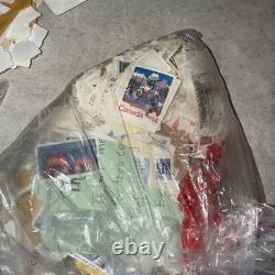 Grand lot de collection d'album de timbres de plus de 1 000 Canada et pays étrangers Croisés en vrac