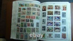 Grande collection de timbres du monde dans l'album Harris contient de nombreux milliers de timbres environ