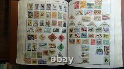 Grande collection de timbres du monde dans l'album Harris contient de nombreux milliers de timbres environ