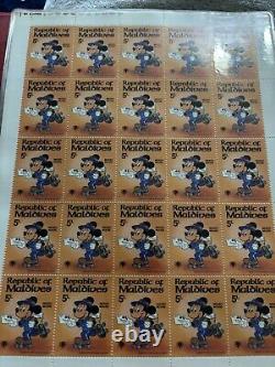 Grande collection de timbres vintage de Walt Disney dans un album de 35 feuilles complètes de 875 timbres