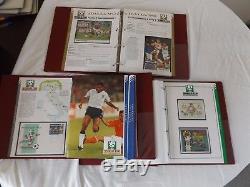 La Collection Coupe Du Monde De Football En 3 Albums Timbres, Couvertures Signées, Cartes Maxi