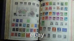 La collection de timbres Ww dans l'album Minkus compte 5500 timbres ou plus