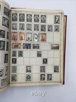 Le monde de l'album de timbres aristocratique principalement rempli de nombreux timbres étrangers