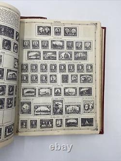 Le monde de l'album de timbres aristocratique principalement rempli de nombreux timbres étrangers